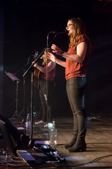 Hannah Stienen auf der Bühne während der Loslassen Tour 2019 in Moers im Bollwerk 107.