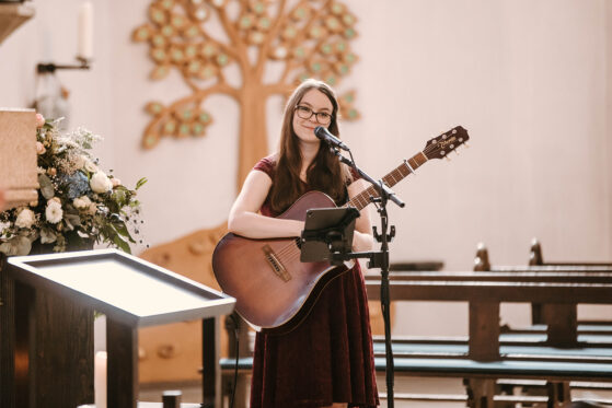 Hannah Stienen als Hochzeitssängerin in einer Kirche in NRW - 2021
