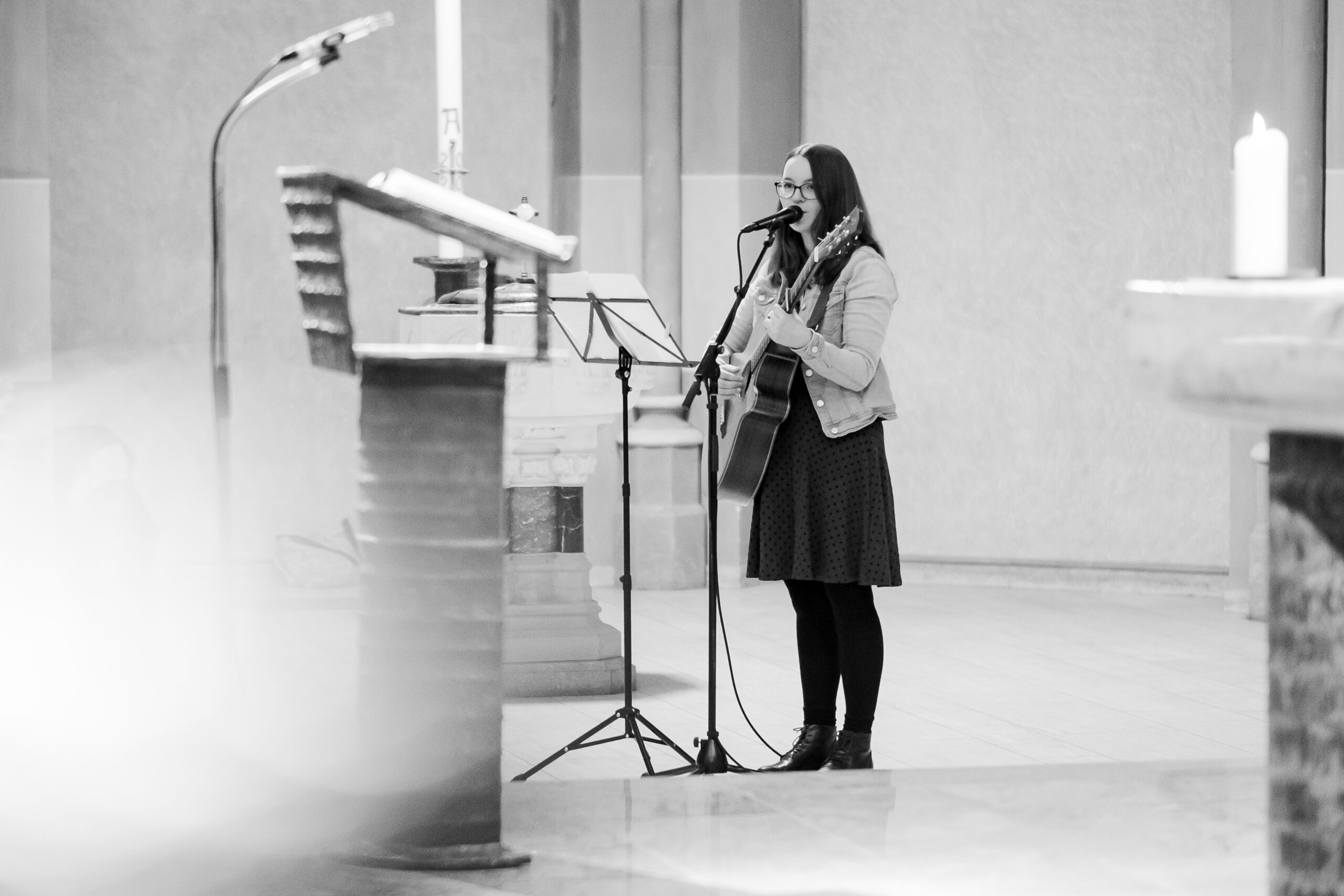Bild von Hannah Stienen als Hochzeitssängerin in NRW, wie sie live in einer Kirche singt und sich auf der Gitarre begleitet.