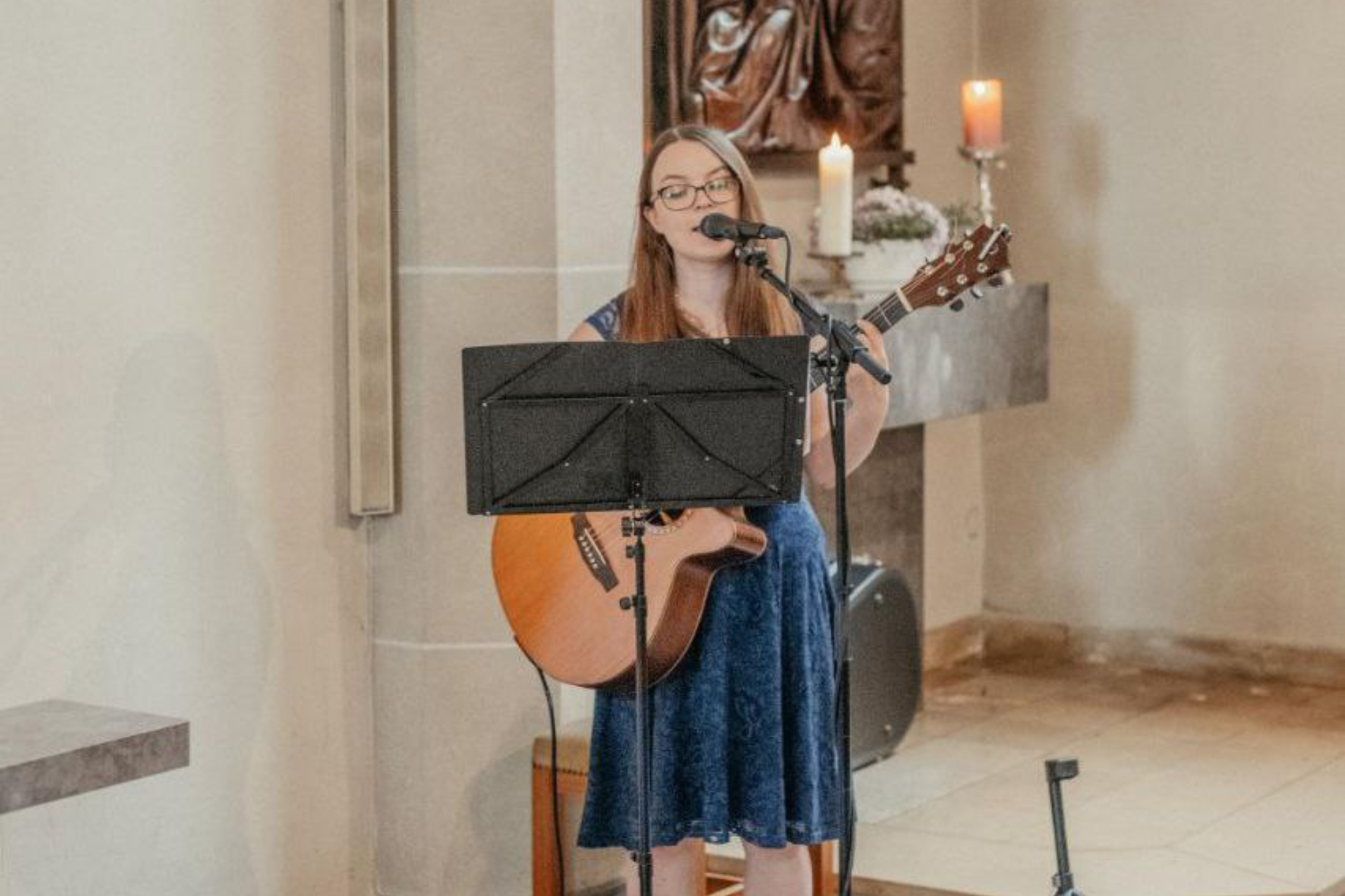 Hannah Stienen singt als Hochzeitssängerin in einer Kirche.