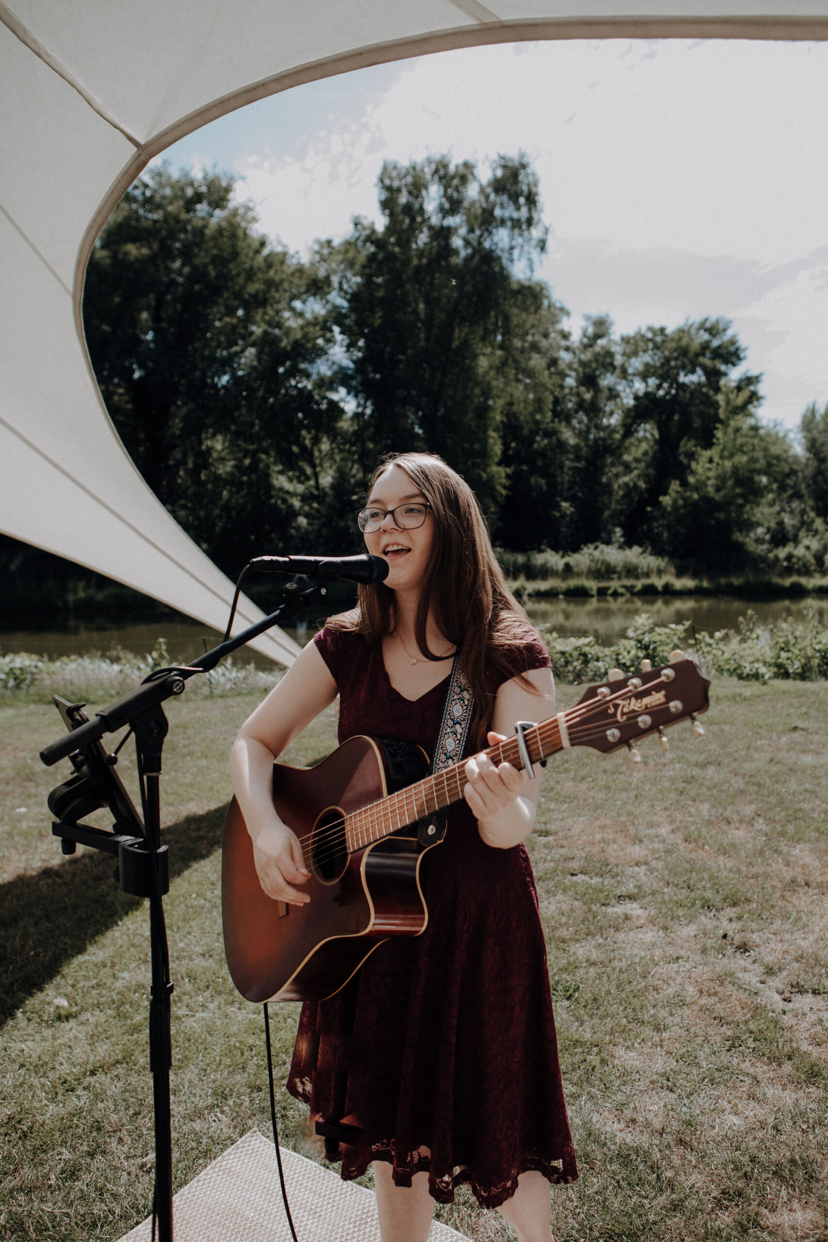 Hannah Stienen sing bei freier Trauung im Garten mit Gitarre