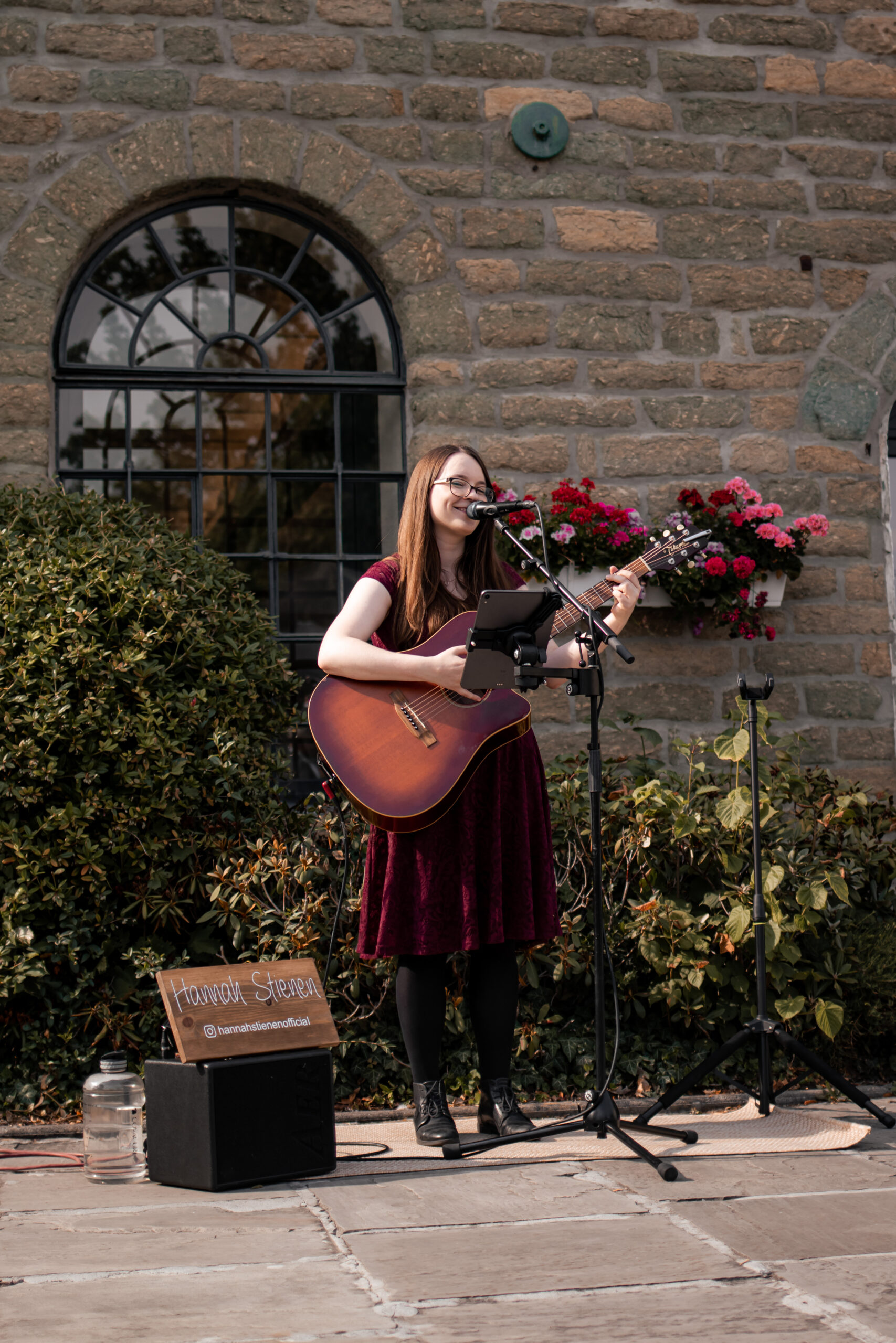 Hannah Stienen sing bei freier Trauung im Garten mit Gitarre
