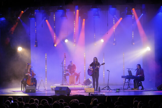 Hannah Stienen steht mit ihrer Akustik-Band auf der Bühne des Theater am Walls in Warendorf und gibt ein Livekonzert
